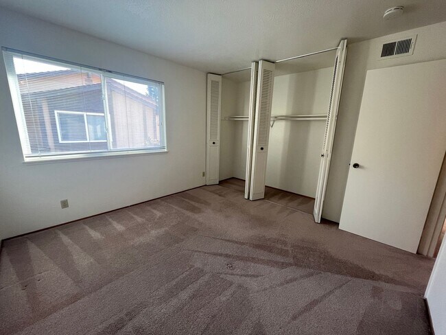 Building Photo - Spacious 4bed 2bath home available now!