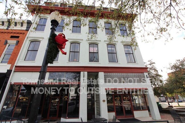 Building Photo - 102 Person St