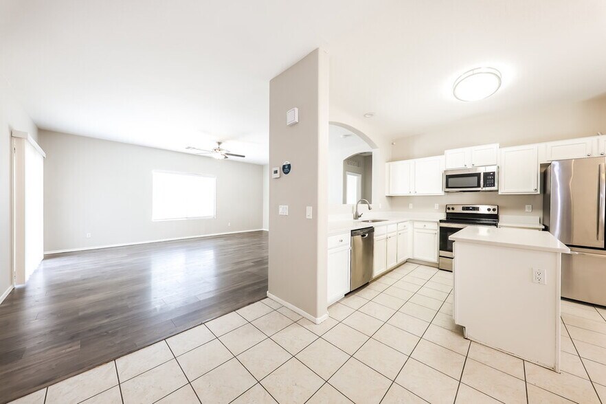 Building Photo - 13275 N Primrose St