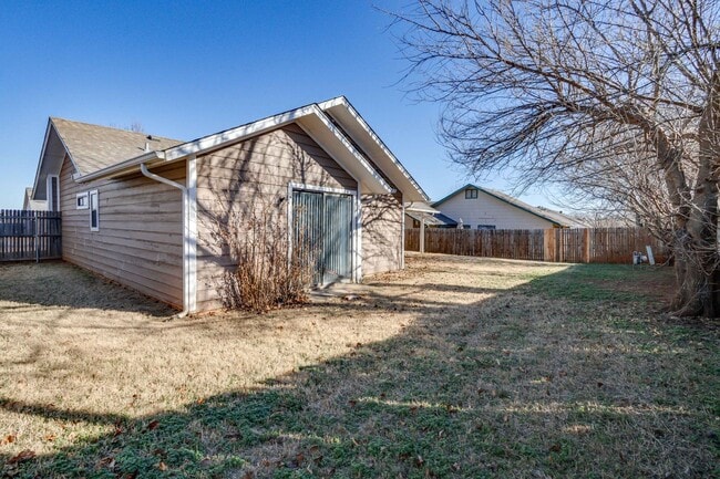 Building Photo - Spacious 3-bedroom home with bonus room, fenced yard, and 2-car garage in Country Hollow.