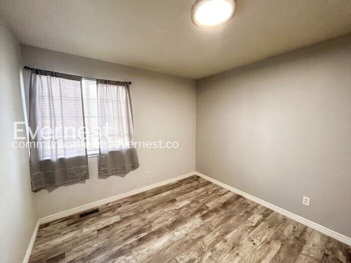 Building Photo - 3212 Blue Grass Cir