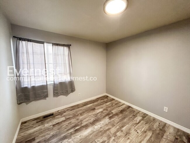 Building Photo - 4 Bed, 3.5 Bath Home with Fenced Yard & Garage / Available Soon!