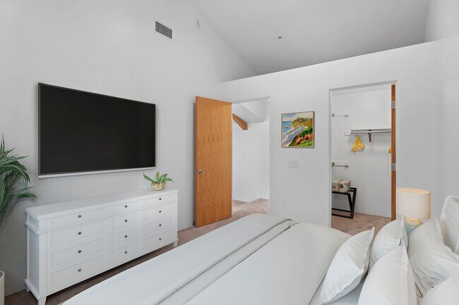 Building Photo - 631 3rd St