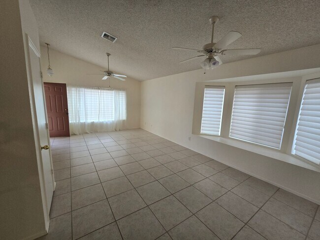 Building Photo - 1120 N Val Vista Dr