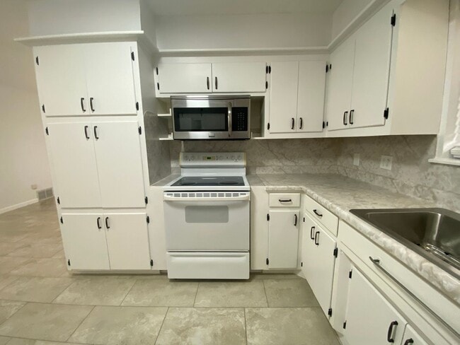 Building Photo - 3 bedroom 2 bath with extra storage!