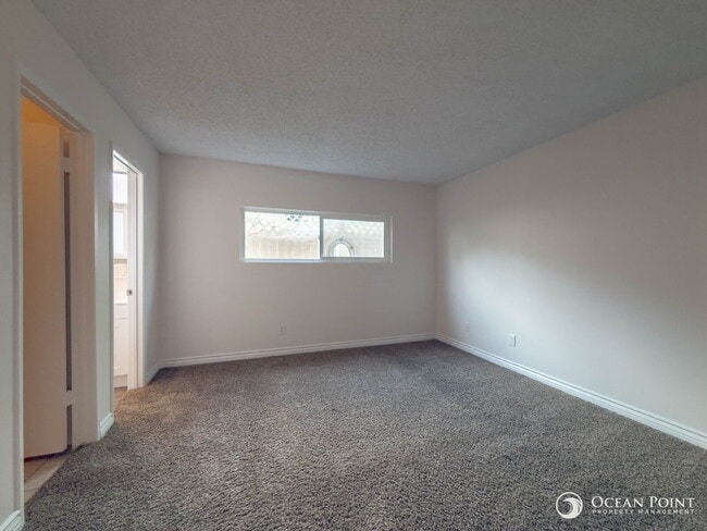 Building Photo - 2 Bedroom Duplex for Rent in Camarillo!