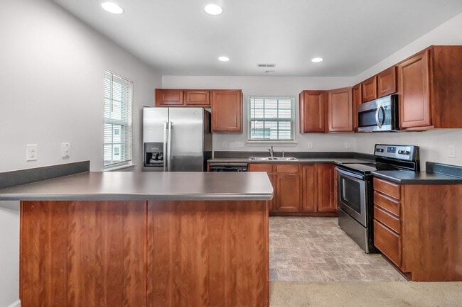 Building Photo - Master-on-Main End-Unit Townhome in Back Creek Villages!