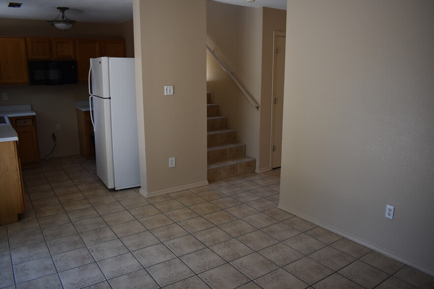 Building Photo - 8600 Simi Ln NE