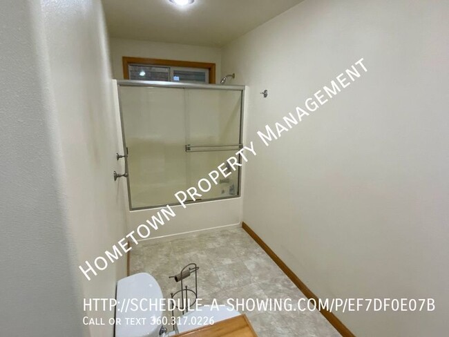 Building Photo - Waterfront Rambler on Pattison Lake! Avail...