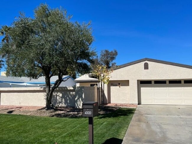 Building Photo - 3 Bedroom Pool Home on Golf Course