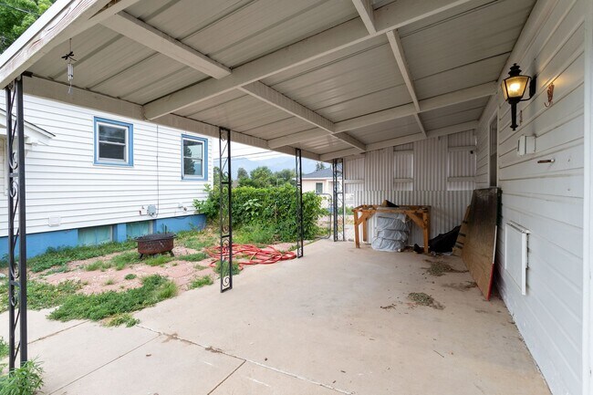 Building Photo - Lovely Downtown Property!