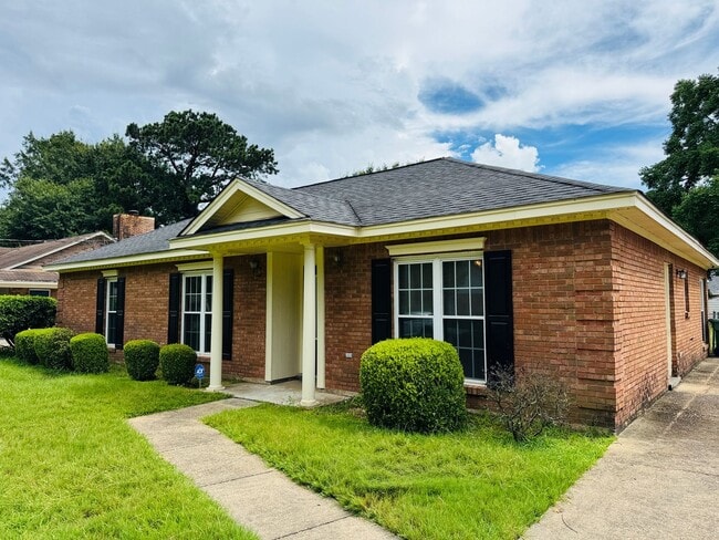 Building Photo - 3-Bedroom home is sure to captivate from t...