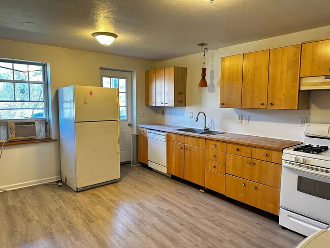 Building Photo - 544 Valley Rd