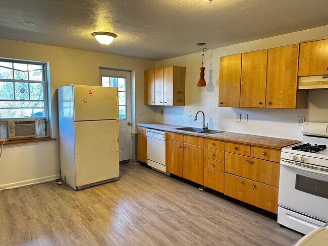 Building Photo - Spacious & Updated 2-Bedroom Apartment