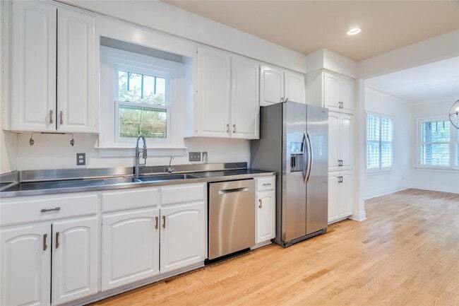 Building Photo - 512 E 49th St