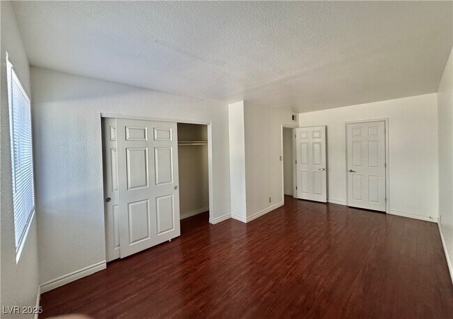 Building Photo - 5422 River Glen Dr