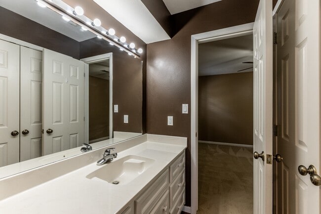 Building Photo - 1002 Amesbury Ct