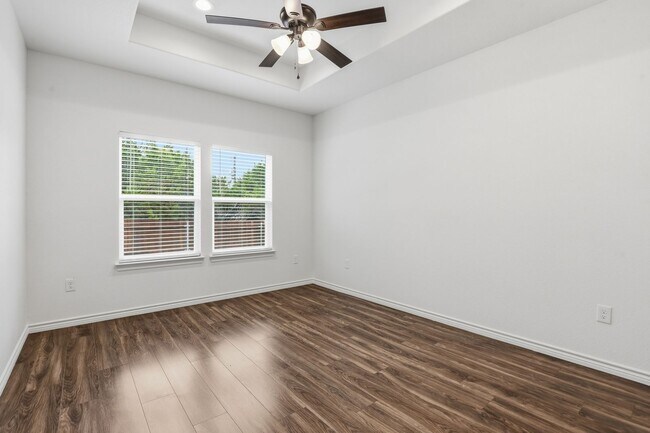 Building Photo - 5718 Barkridge Dr