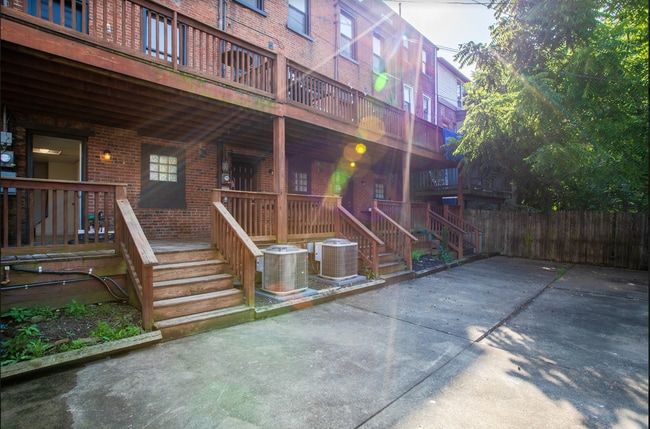 Building Photo - 415 E Carson St