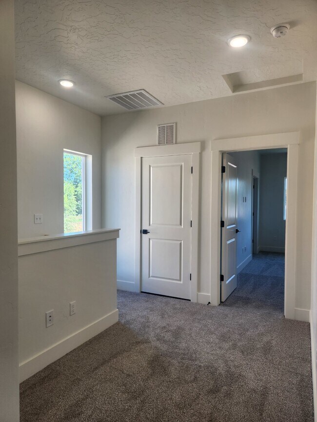 Building Photo - "Modern Comfort Awaits: Spacious and NEW 3-Bed Townhouse Available June 1st!