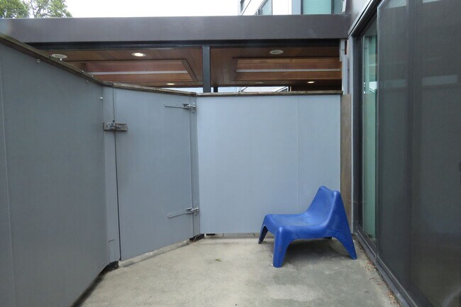 Building Photo - Unique Jr. One Bedroom with Views and Parking