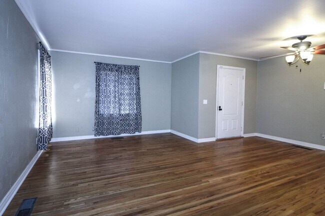 Building Photo - Cozy Bungalow in Brookside area, close to shopping for grocery, coffee shops, restaurants and muc...