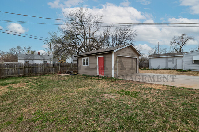 Building Photo - 1515 W Arizona Ave