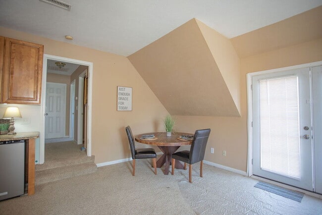 Building Photo - "Charming 4-Bedroom Retreat with Guest Suite & 3 Baths in Murfreesboro!"