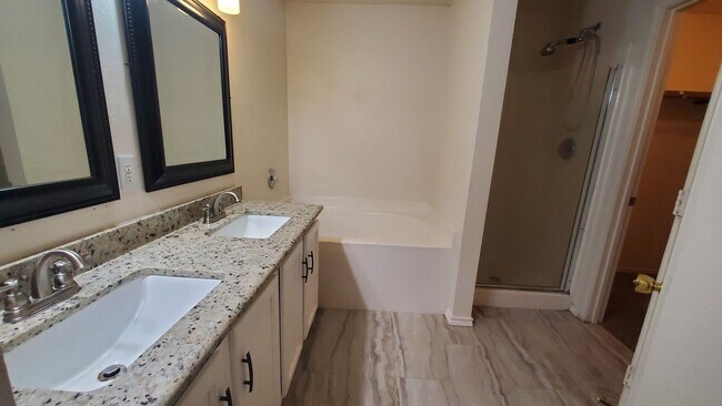 Building Photo - Spacious Four Bedroom