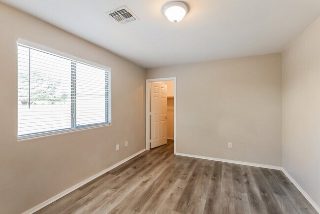 Building Photo - 12465 N Stone Ring Dr