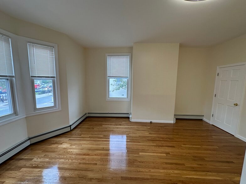 Building Photo - 387 Somerville Ave