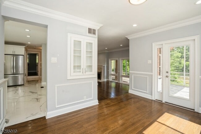 Building Photo - 242 Lake Rd