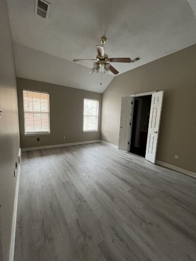Building Photo - Charming 3-Bedroom Home in Memphis – Styli...
