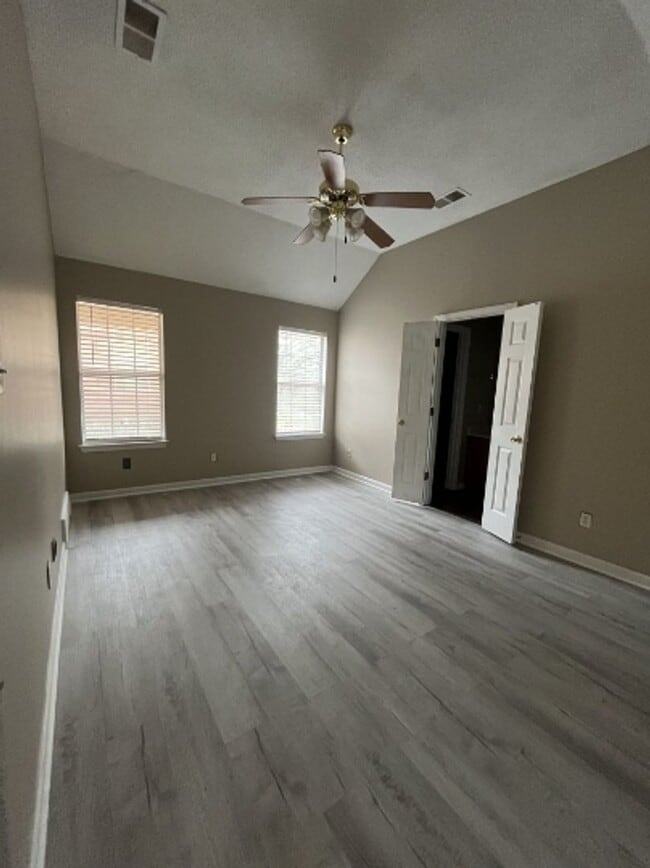 Building Photo - Charming Family Home in Memphis – Space, S...