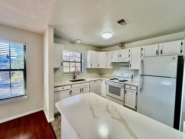 Building Photo - Wonderful Condo In Desirable Lakewood Community