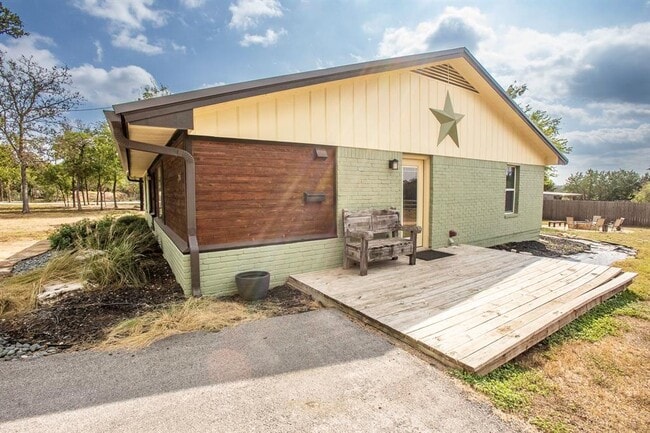 Building Photo - 301 Judy Dr