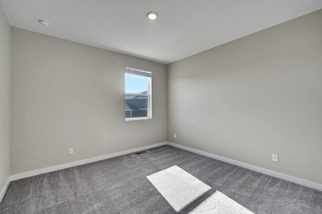 Building Photo - $3,340.95 - 5 Bed, 3 Bath Home in Thornton with Cozy Fireplace and Fenced-in Yard