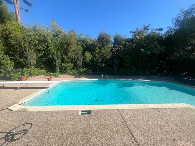 Building Photo - Beautiful One Level, 3 Bedroom, 3 Bathroom Tarzana Pool Home for Lease!
