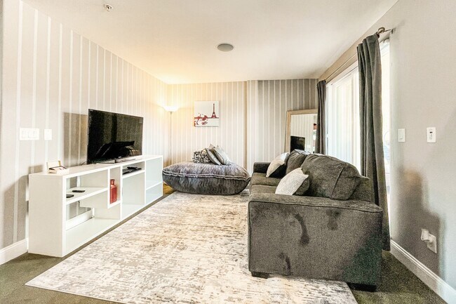 Building Photo - 287 E Fountain Blvd