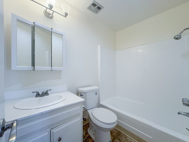 Building Photo - Sunny Spacious Upstairs Condo in Gated Bldg w/Pool by Highland Elementary School