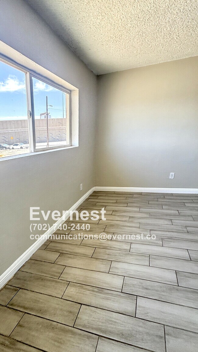 Building Photo - 718 W Wilson Ave