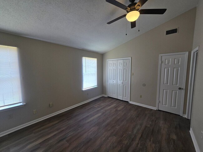 Building Photo - Newly Renovated 3 Bedroom 2.5 bathroom Townhouse
