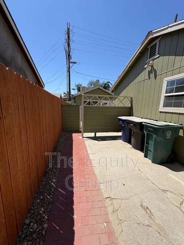 Building Photo - 1085 E Academy Ave