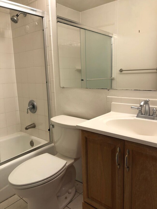 Building Photo - One Bedroom Main Level Condo for Rent Near CU