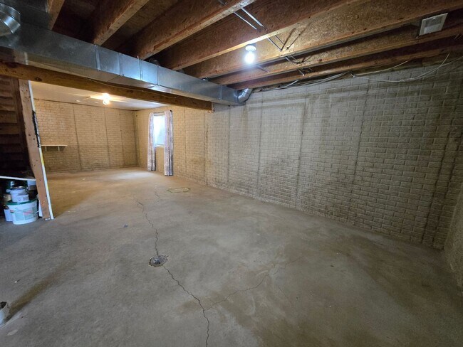 Building Photo - 4 Bedroom Home in Bloomington's East Side