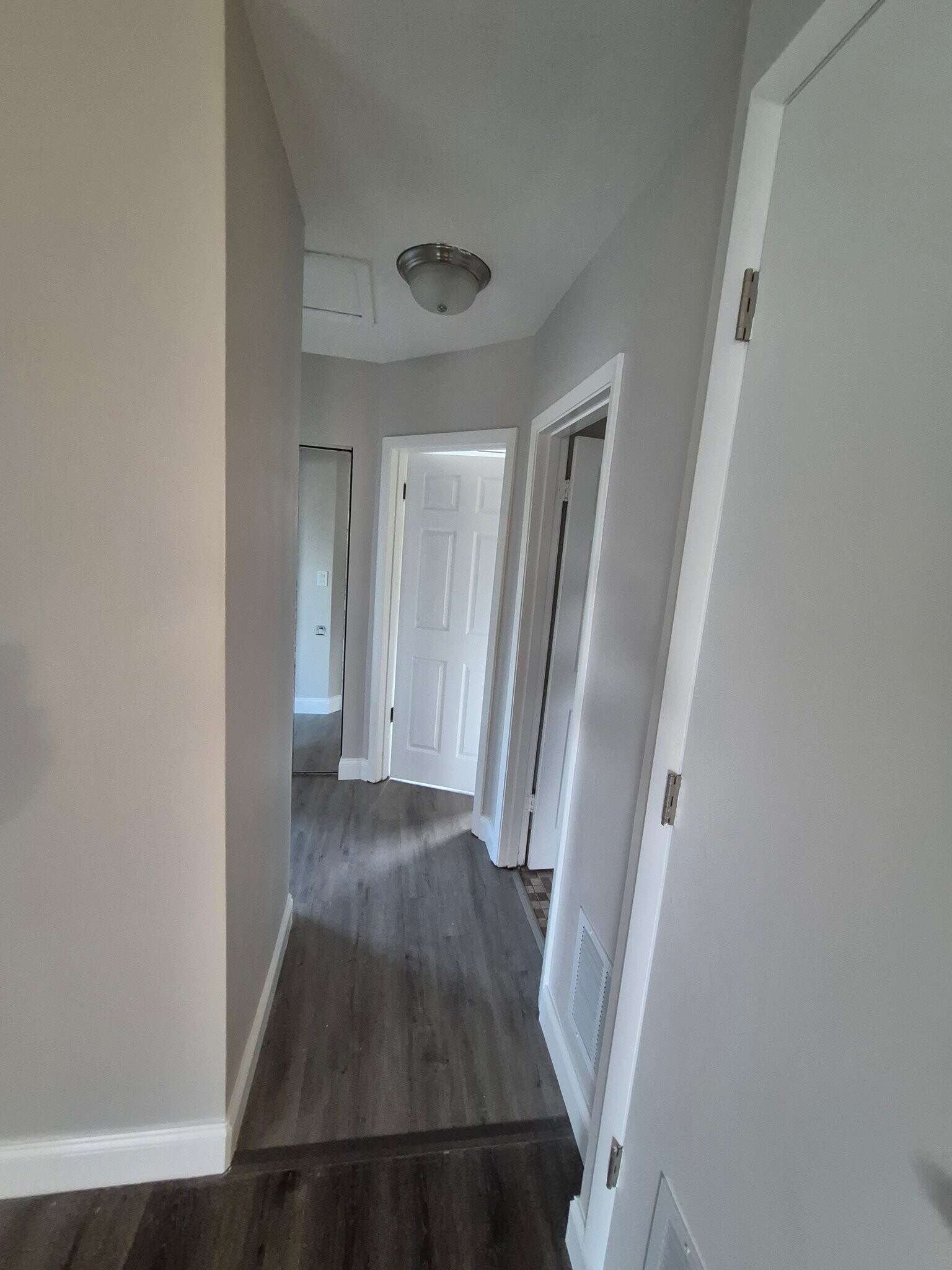 Building Photo - 7071 Holiday Dr