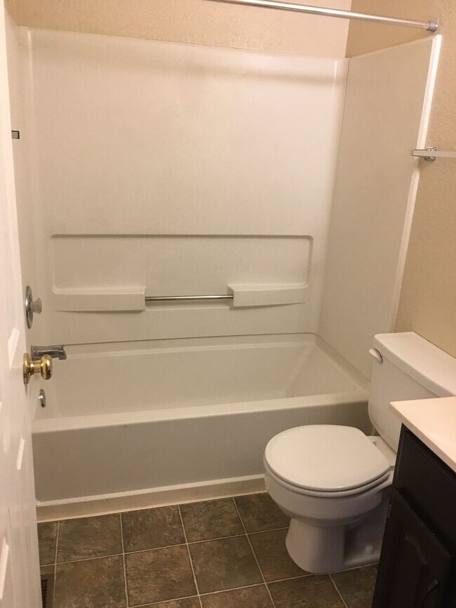 Building Photo - 570 W 9th St