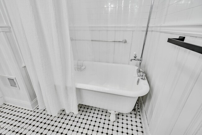 Building Photo - 24 St Nicholas Pl