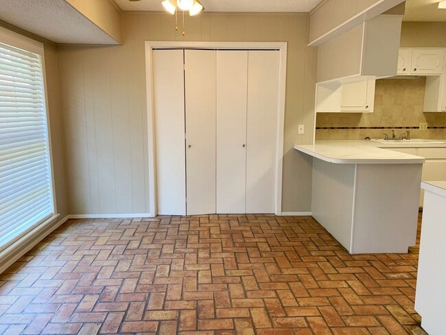 Building Photo - South Tyler! Lovely 3 Bedroom, 2 Bath Home...