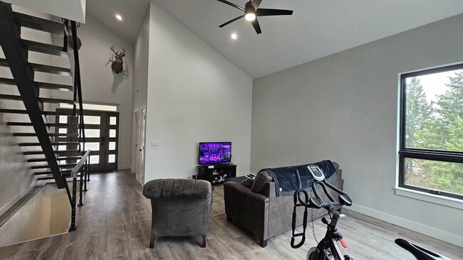 Building Photo - Fully furnished town home in Bigfork
